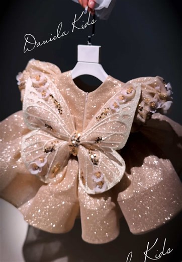 We are pleased to present our exclusive handcrafted children's dress, designed specifically for the celebration of the first birthday. Your little princess deserves the best, and we offer exactly what is needed to create a unique look on this important celebration. ✨ Original design: Each dress is handcrafted with love and attention to detail, making it unique and unforgettable. 💫 High-quality materials: We use only the best natural fabrics, ensuring comfort and convenience for your little one