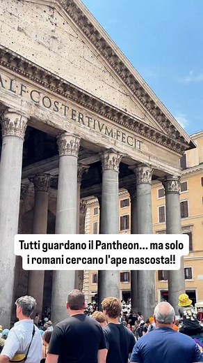 Pochi sanno che sul Pantheon si nasconde un minuscolo ma affascinante dettaglio 🐝 In alto a sinistra sulla facciata esterna, tra pietre millenarie, si trova un’ape scolpita: è il simbolo della potente famiglia Barberini, da cui proveniva papa Urbano VIII 🏛 Fu proprio lui, nel Seicento, a finanziare il restauro del Pantheon. E come spesso accadeva all’epoca, fece incidere il proprio stemma per lasciare il segno Ricordiamo i Barberini con la frase “quello che non hanno fatto i barbari, l’hanno f