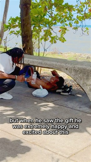 115K views · 13K reactions | Heartwarming Act of Kindness: Good Samaritan Surprises Homeless Man with Food and a Pillow After Weeks Without ❤️ | Erick Sanchez | Facebook