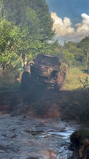 troller off-road 4x4 no atoleiro acelerado forte