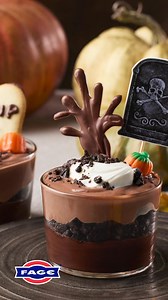 Unser Schoko-Halloween-Parfait ist genauso lecker wie gruselig 👻🖤Entdecke das Rezept für diese reichhaltige und cremige Leckerei mit FAGE Total 5% Joghurt. #FAGETotal #GriechischerJoghurt #DessertRezept #Halloween2025 | FAGE