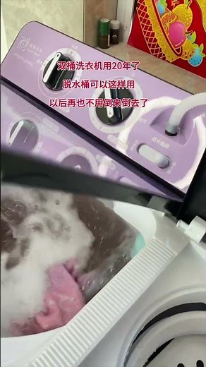 Using a twin-tub washing machine to wash clothes at home...