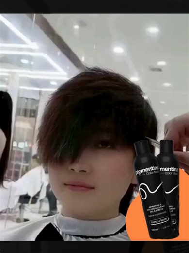 Começaste a notar aquelas canas incómodas que aparecem cada vez com mais frequência? Fazem-te parecer mais velho… e cada vez que te olhas ao espelho pensas: «Ontem não era assim». Com a Pigmentina, milhares de pessoas já estão a dizer adeus às canas graças a uma fórmula que estimula a repigmentação do cabelo — não as cobre apenas. A tua cor regressa de forma gradual, natural e duradoura. ✨ Cabelo com um aspeto mais jovem. ✨ Cor mais intensa e cheia. ✨ Tu mesmo, sem compromissos.