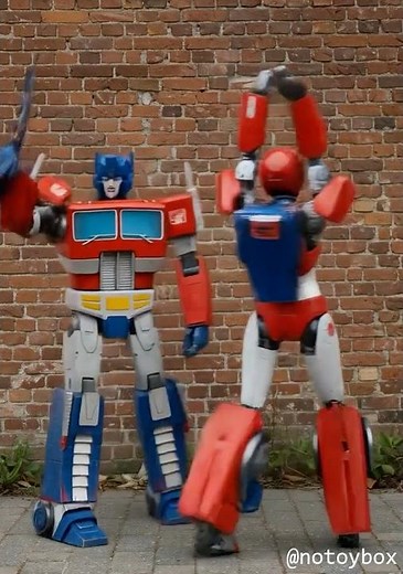Optimus Prime Kissing His Girl #optimusprime #transformers