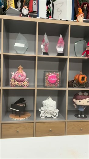 RUDE! 😆😆😆 Dinky didn't like missing out - but i'm not sure she would have made a good cake apprentice todays Advent tutorial is making a Birthday cake narrow boat for non other than Ronnie wood 🤩 #DinkydoodleChristmasadvent #dinkydoodlecakeacademy #cakedecorating | Dawn Butler - Dinkydoodle