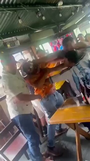 Un video difundido en redes sociales mostró a 6 sujetos peleando al interior de un restaurante en San Marcos, San Salvador Sur, a quienes nuestros equipos ubicaron y capturaron. Los identificamos como:▪️Josué Ernesto Ramírez Vásquez, de 31 años.▪️Fred William Ramírez Vásquez, de 32 años.▪️José David González González, de 30 años.▪️Ronald Omar Ramírez Melara, de 32 años.▪️Marvin Gustavo Mejía Mancia, de 31 años.▪️José Luis Barrera Molina, de 38 años.La riña se originó tras una discusión por un pa