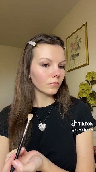 Exploring 90s Grunge Makeup Inspired by Kate Moss