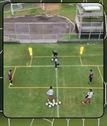 The goalkeeping at Amazonas FC is implementing clever methods to elevate the mental game of their shot-stoppers. The focus is on honing rapid decision-making through a dynamic, high-tempo drill.🧠🧤 ​The core of the session is a specialized "rondo" (or passing circle) designed for keepers, emphasizing: 1️⃣​Stimulated Movement: Quick, reactive displacements to get into ideal positions. 2️⃣​Precise Handling: Flawless reception (catching) of the ball under pressure. 3️⃣​Distribution Quality: Accura