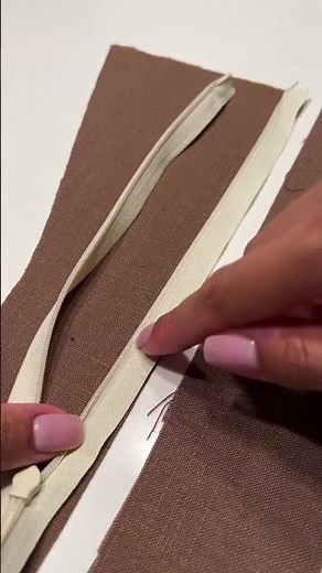 Here's a quick and easy invisible zipper tutorial by shaleseatlante 🧵 #freemovementsewing #sewing