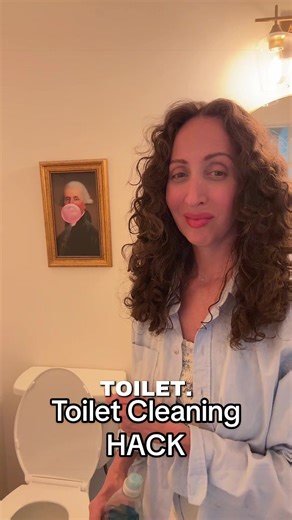 This toilet cleaning hack is known by house cleaning pros. #toliet #cleaninghack #cleanbathroom #househack #clean