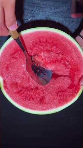 在小小的西瓜裡面挖呀挖呀挖 #夏天怎麼能少了西瓜 #無籽麒麟瓜🍉 #夏天必備美食 #一口就愛上的西瓜 #夏天水果的正確打開方式