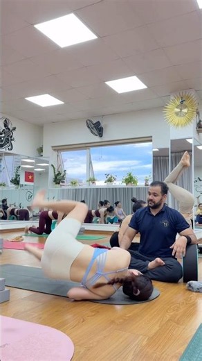 Easy way to do chin Stand with @y‪@yogadreams9416‬yoga #yogamusic #yogapractice #yogalife #yogateacher