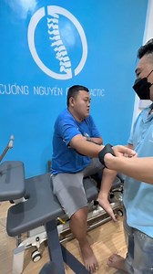 331K views · 7.9K reactions | Trật khớp khuỷu tay - Elbow dislocation #Elbowdislocation #tratkhopkhuyutay #nanchinhxuongkhop #cuongnguyenchiropractic | Cường Nguyễn Chiropractic | Facebook