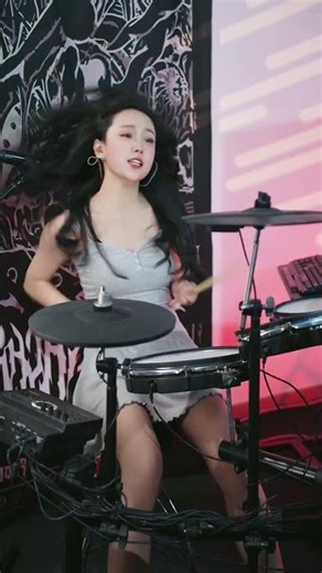 她的节奏让人心跳加速 美女鼓手边唱边打释放无限能量 舞台气氛燃到极点#drumskills #musicshorts #美女表演 #drumsolo