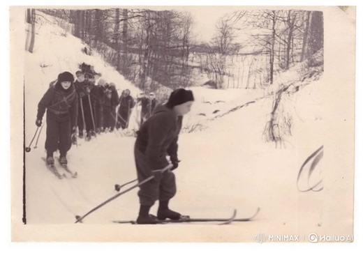 Ar džiugina atėjusi žiemužė? ❄ Puiki proga atidaryti slidinėjimo sezoną, kaip šioje fotografijoje - prieš septynis dešimtmečius ⛷ ⛷ | Švėkšnos muziejus