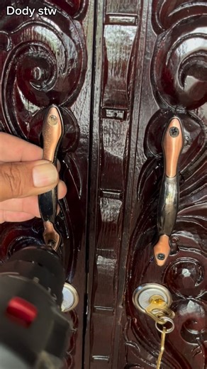 4.5K views · 11 reactions | Install the closet door handle ✅ #fblifestyle #woodworking #tipsdantrik #carpentry #tutorial #creativeideas #diy | Dody Stw | Facebook