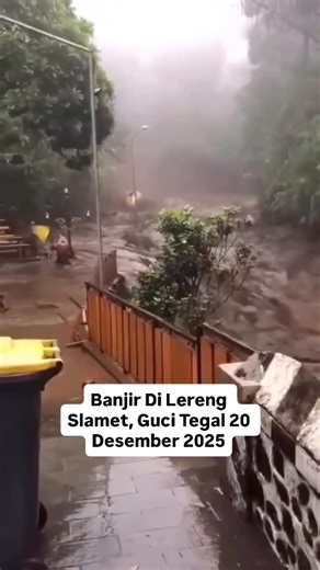 Pendaki Gunung Indonesia on Instagram: "Banjir Bandang Hantam Wisata Guci Tegal 20 Des 2025 Kondisi terkini di Wisata Guci, Tegal pada 20 Desember 2025. Arus air lumpur yang sangat deras terlihat menerjang jalur wisata di tengah kabut tebal. hujan deras sepanjang sabtu sore di Area tempat Wisata Guci. 20.12.25 hujan tersebut menyebabkan Banjir setelah hujan lebat. Yang terbawa Bukan kayu, tapi pipa2 air panas. beberapa fasilitas di objek wisata pancuran 13 terlihat terendam oleh air sehingga lum