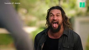 Jason Momoa, l’acteur d’« Aquaman », fait le show dans une publicité qui reprend les chorégraphies du film « Flashdance ». Elle sera diffusée ce dimanche 11 février lors du Super Bowl. | Le HuffPost