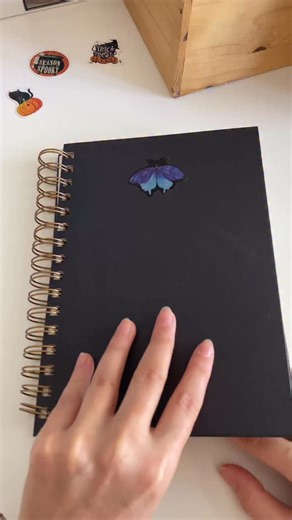 Halloween Theme Scrapbook With Me 🎃 Witches, black cats, ghosts and cozy pumpkins — this spread is all about spooky vibes and warm autumn energy 🖤 Every sticker, every page tells a little Halloween story — filled with textures, magic and charm 🕯️ If your journal also loves spooky season, this one’s for you 👻 💬 Write “Halloween” in your language below — let’s fill the comments with cozy spooky words from around the world 🌍🕸️ #paperwrld #paperwrldshop #halloweenscrapbook #halloweentheme #jo