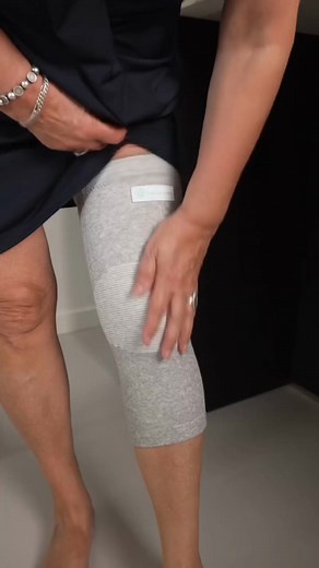 Combattez la douleur sans pilules. ✅ 100% naturel ✅ Soulagement sans effort ✅ Agit rapidement La NOUVELLE genouillère Revixx en Bambou : le soulagement qui fonctionne pour vrai. 1. Reste au Sec Le bambou évacue 4X plus d'humidité que le coton. Fini la sensation désagréable du néoprène qui fait transpirer. Vous restez confortable, même la nuit. 2. Température Parfaite Il vous garde au chaud quand il fait froid et au frais quand il fait chaud. 3. Naturellement Hypoallergénique La fibre de bambou a