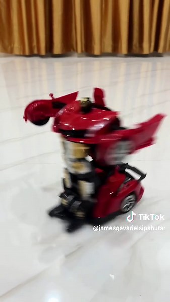 Mainan Mobil Robot Merah yang Bisa Berubah Menjadi Robot