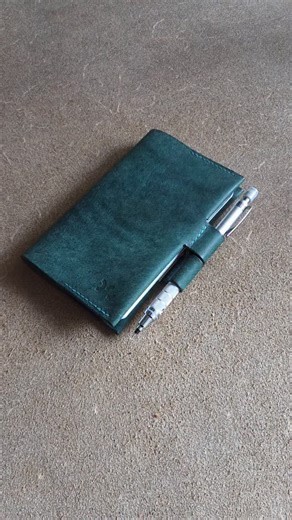 The Crafter Field Notes Cover is made from a single panel of leather and my most sold pattern for 2025! 😎 Pattern: https://dsleathergoods.etsy.com/listing/1860589758 Happy crafting, Deyan ❤️ | DS leather goods