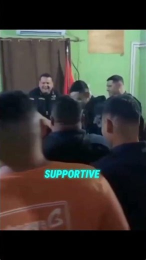 Prisoner Starts Clapping With Police… But He Doesn’t Know Why 😂