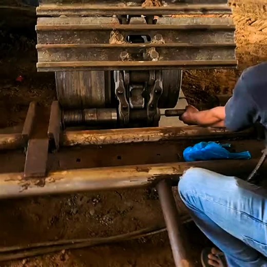 Removing a track pin from a bulldozer track using a hydraulic press. Combination of heat and pressure to do the job . Welcome to Congo Trading Parts. Located in the heart of Pointe Noire, we specialize in providing high-quality heavy equipment and machine spare parts. Our commitment to excellence ensures that you find everything you need under one roof. Whether you’re in construction, mining, or any industry requiring robust machinery, our extensive inventory and knowledgeable staff are here to 