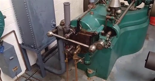 Geoff also ran the Crossley piano base slide valve engine for today’s visitors. Val doing the commentary! | Anson Engine Museum