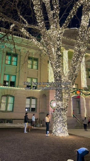 🎄This Texas town is straight out of a Hallmark movie — and it’s right down the road from Austin, Texas in Georgetown, TX. 🎅✨ Every holiday season, the Most Beautiful Town Square in Texas turns into a glowing winter wonderland — twinkling lights on every building, carolers on the corners, and the smell of kettle corn drifting through downtown. Here’s where you’ll find the magic 👇 🎄 Lighting of the Square — the official kickoff to Christmas in Georgetown, complete with music, food, and thousan
