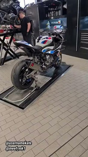 HOW DOES A BMW M1000RR SOUND WITH A FULL AKRAPOVIC RACE SYSTEM? 🔥🔞
