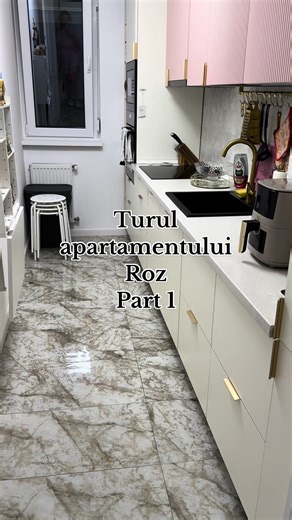 🏠 Barbie House Tour Romania 🏠 🌸Turul casei mele Roz🌸 Part 1 - Holul și bucătăria roz Apartament roz, bucatarie roz cu auriu, baie roz cu auriu, canapea roz, pat roz, cuier roz. #casa #housetour #barbiehouseromania #home #turulcasei