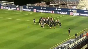 La primera plantilla mantea a Fran Mérida