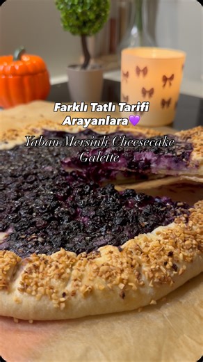 Necla Aydüz on Instagram: "Cafem olursa kesin menüde olur.🫠Tam bir görsel şölen.🫐Üstelik yapması öyle kolay ve pratik ki!Her yiyenin tarif sorduğu enfes bir tatlı.🫰🏻🫠 Tarifimi denemek için siz de mutlaka kaydetmeyi unutmayınn.💜💜💜 Yaban Mersinli Cheesecake Galette Malzemeleri; 110 Gr Soğuk Tereyağ (minik küpler halinde) Yarım su bardağı soğuk su 2 yemek kaşığı şeker 1 tutam tuz 1.5 Su Bardağı Un Dolgusu için; 200 gr labne 4 yemek kaşığı pudra şekeri 1 yemek kaşığı nişasta 1 yumurta sarısı