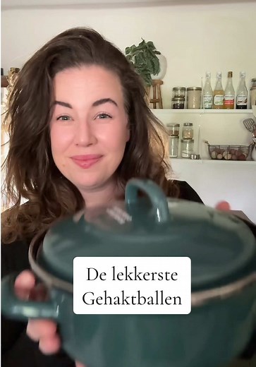 DE LEKKERSTE GEHAKTBALLEN ✨AD Die maak je natuurlijk helemaal zelf en daar is niets moeilijks aan! Met een paar handige tips zet jij ze in een handomdraai op tafel: 👌 Breng de gehaktballen goed op smaak met kruiden 💪 Overmix/ kneed het gehakt niet daar krijg je te stevige ballen van en dat willen we nou net niet 🙌 Rol de ballen in een beetje bloem en zet ze een uurtje in de vriezer voor het aanbakken 🍳 Gebruik de juiste braadpan voor het mooiste resultaat En die juiste braadpan is natuurlijk