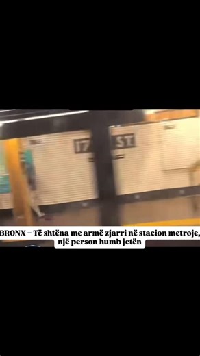 NJUJORKEZËT on Instagram: "Të martën pasdite, një sherr mes dy burrave shpërtheu në stacionin e metrosë 170th Street (linjat B dhe D) në Grand Concourse, Bronx. Sipas raportimeve, konflikti u përshkallëzua kur njëri prej personave u bë jashtëzakonisht agresiv, nxori një armë zjarri dhe qëlloi duke vrarë burrin tjetër. Viktima u transportua me urgjencë në një spital aty pranë, ku u shpall i vdekur. Autori i dyshuar u largua menjëherë nga vendngjarja dhe, deri në momentin e publikimit të videos, n