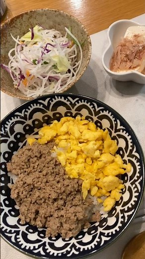 2色そぼろ丼 冷奴 野菜サラダ 茄子とピーマンの味噌炒め 豆腐と油揚げの味噌汁 白ごはん #misosoup #homemadefood #japanesefood