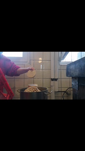 5K views · 16 reactions | Nach dem du deine Rähmchen oder dunkle Waben ausschmelst , muss du dein Wachs nochmal klären oder reinigen. Du benötigst ein großer Topf, Wasser rein, Wachs kochen lassen bis flüssig dann kannst du es sieben und übernachten | Wi Na | Facebook