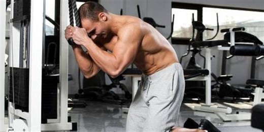 Cómo hacer el crunch en polea para entrenar tus abdominales