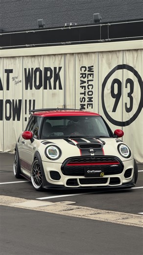 クラフトマン｜LOCK音× MINIカスタム on Instagram: "🇬🇧 MINI Custom F66 Style Headlights for MINI F54 / F55 / F56 / F57 新型MINI F65 / F66 / F67スタイルの フルリングLEDデイライト付き ヘッドライトが入荷しました ⸜🙌🏻⸝‍ 一番乗りでご予約いただいていた ペッパーホワイトなMINI F56JCWに 装着させていただきましたよ❤️‍🔥 ✔︎ インナーブラックがかっこいい😎 ヘッドライト内側は後期ライトのような ブラック仕様となっています。 ✔︎ リング＋バーがデイライト点灯 リングデイライトに加え、内側の2本の デイライトバーが明るく点灯します。 ☞ デイライト点灯はコーディングが必要です。 ✔︎ 流れるウインカー搭載 ウインカーランプ（ハザードランプ含む）は エンジン停止中はリングのみが点滅。 デイライト点灯時はリングが点滅して、 内側2本のバーがシーケンシャルウインカー （流れるウインカー）となります🌟 ✔︎ スモールライト、ヘッドライト点灯時は デイライト