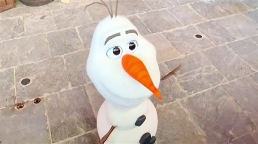 Olaf Robot Freezes up at Disneyland Paris and Falls Over