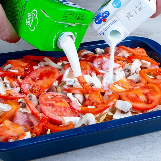 1.7M views · 8.1K reactions | Ein schnelles Rezept! Rohe Nudeln mit Hühnchen und Gemüse bedecken und in den Ofen geben Zutaten: Fettuccine-Nudeln - 500 g Hühnerbrust - 200 g Pilze - 150 g Tomaten - 150 g Salz - 10 g Milch - 500 ml Sahne zum Kochen - 400 ml Mozzarella - 200 g Tablettgröße 22 x 30 cm BACKEN BEI 180 ˚C/25 MIN Petersilie - 10 g | Schmackhaft.tv | Facebook