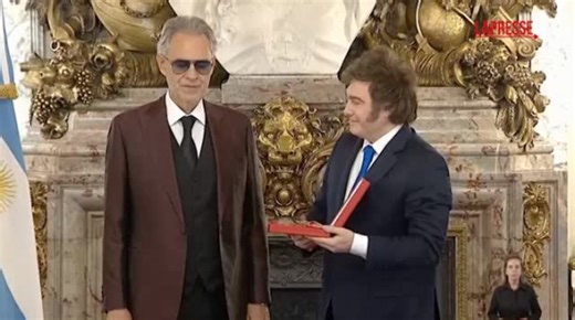 Andrea Bocelli riceve l'Ordine di Maggio da Milei. E poi canta "Besame mucho"