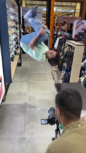 Behind the scene 🎥😉 #omarmokbel #fyp #viral #foryou #fypシ #parkour #freerunning #sportok #moveeveryday #foryoupage