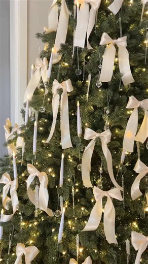 2.5K reactions · 331 shares | Let me show you how to make these simple viral bows everyone’s obsessed with  Like & comment BOW to get all the details 懶 #christmasdiy #diy #diybow #howto #christmas #easydiy #tistheseason | Blessed in Light Decor | Facebook