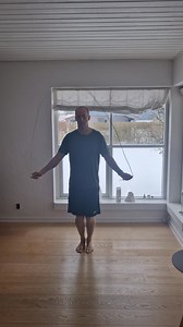 Når tiden er knap. I dag når jeg ikke i fitnesscenteret, så mit home-gym er i brug. TRX-Kettlebell, TRX-Y-bell og sjippetov fra Swiss Skip. 10 minutter er på travle dage absolut glimrende. Det handler ikke om varighed – men om at få kroppen i gang. TRX Danmark #movement #homeworkout #functionaltraining #consistency #health | HKO Styrke & Mobilitet