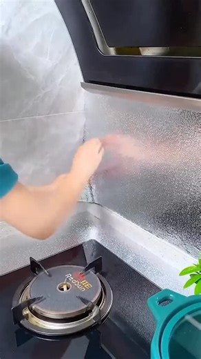 Ferreteria Griferia Hogar Accesorios on Instagram: "Rollo de Papel Aluminio Autoadhesivo para Cocina Medida: 3M x 60 CM 🔥🔥 Cod: HR-590 Somos tienda física - Venezuela: 📍Trinidad📍Yaguara 📍Llanito 📍Hatillo 📍Carrizal 📍Guatire 📍Chacaito 🛵 Delivery en Caracas - Guatire - Carrizal Envíos a nivel nacional a cobro en destino ( Zoom , Tealca , MRW ) pedidos vía WhatsApp 📲 0424-2990756 #aluminioautoahdesivo #cintadealuminio #tendencia #oferta #papelaluminio #cocina #decoracion #sftienda"