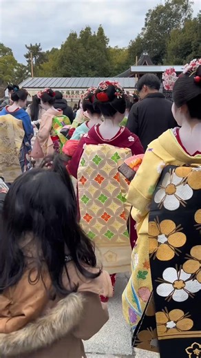 Gion is one of the few remaining areas in Japan where you can still see geisha (called geiko in Kyoto) and maiko (apprentice geisha) walking to appointments in the evening. 😍 #kyoto #gion #maiko #geisha #beautyfull #kyotojapan #kyototravel #famous #famouspeople #kimono #dresses #visitjapan #japan #japanphoto #japanlife #Japantravel #beautifuljapan #explorejapan #japanvacation #japanphotography #streetphotography #japantrip #日本 #osaka #routineofjapan #rojofjapan | Routine of Japan