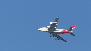 Qantas VH-OQB “Hudson Fysh” banking right as it makes the trek across the Pacific to LAX 🇺🇸 #qantas #Planes #aviation #planespotting #travel | Sydney Skies