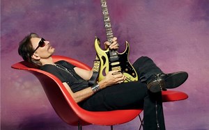 吉他界的华山论剑！摇滚吉他史上最著名的史诗级吉他对战已经过去36年了！男神STEVE VAI发文感慨36年峥嵘岁月！当初对战的孩子的部分也是他弹的其实！